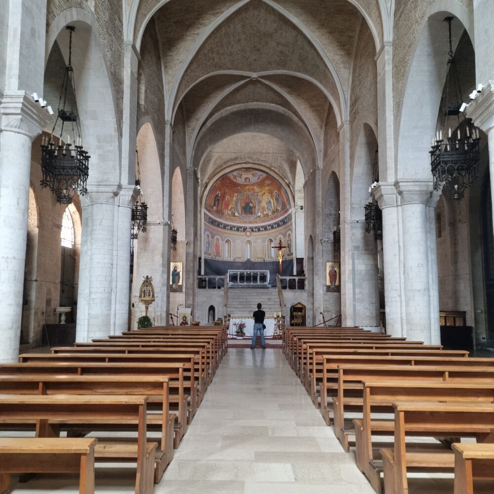 Navata centrale cattedrale osimo