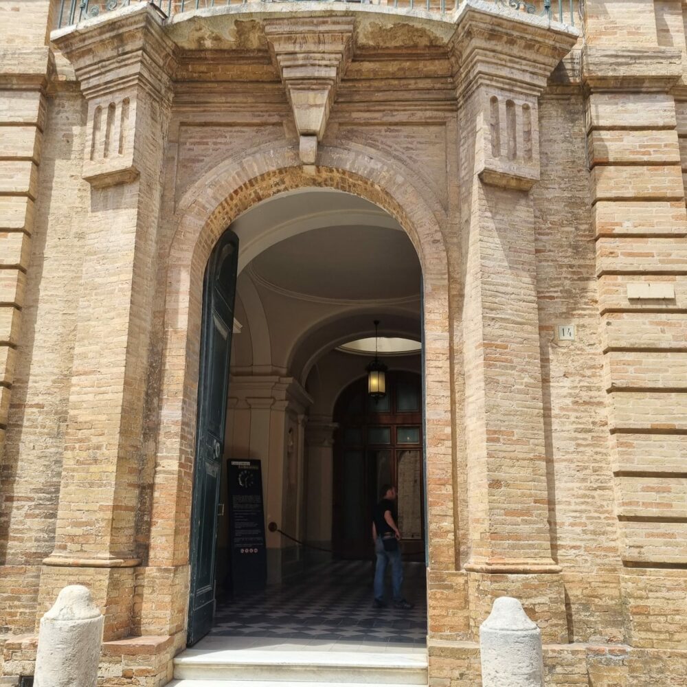 Visita Recanati: culla di poeti e città di storia