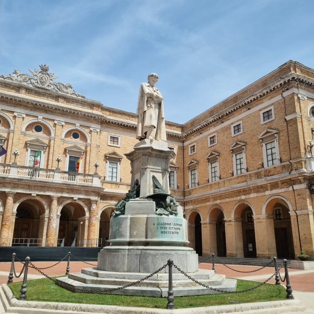 Visita Recanati: culla di poeti e città di storia